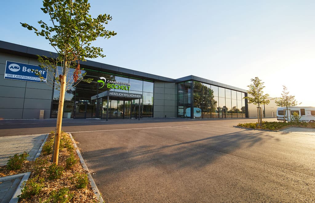 Haupteingang des Caravan Center Bocholt mit großer Glasfassade und klarer, moderner Architektur.