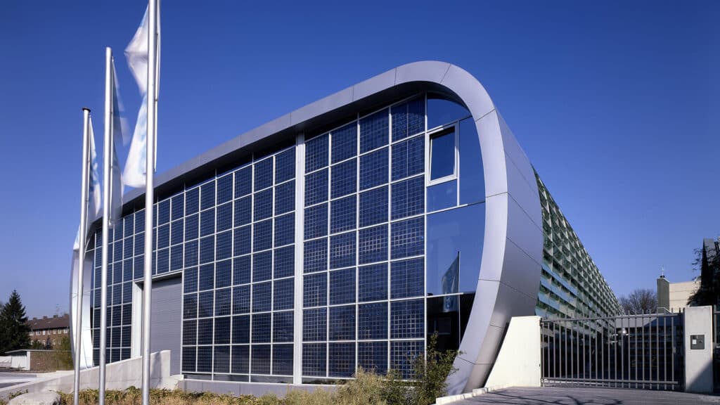 Vorderansicht der Produktionshalle der Grunewald GmbH & Co. KG