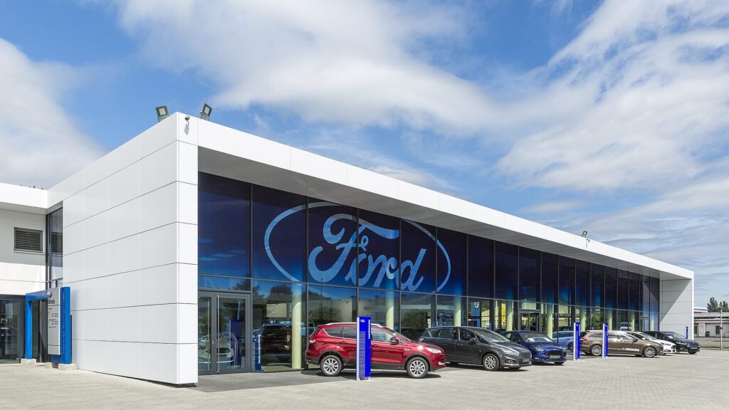 Außenansicht eines sanierten Ford Autohauses in Duisburg.