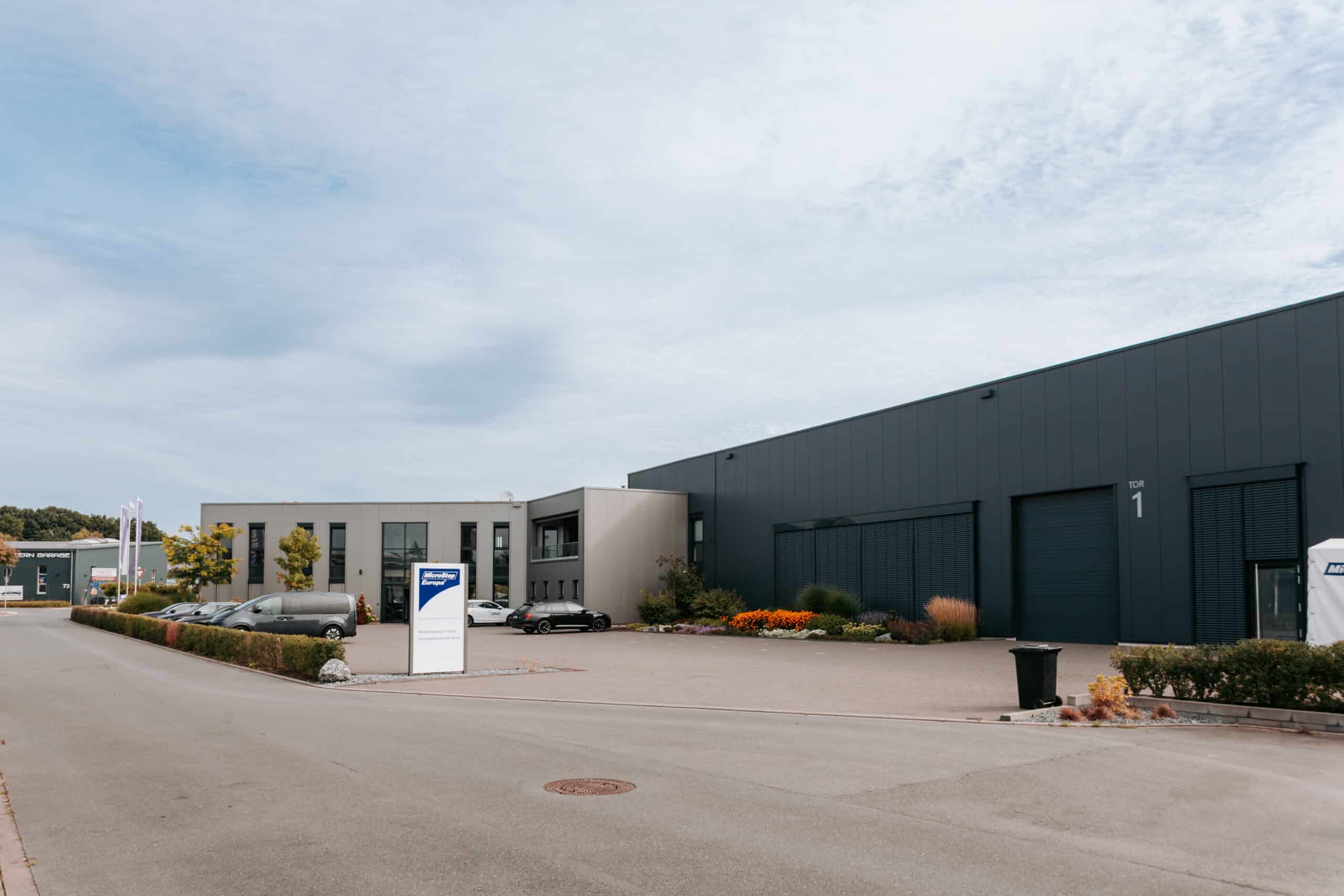 Außenansicht des MicroStep-Neubaus in Dorsten mit Bürogebäude und Ausstellungshalle.