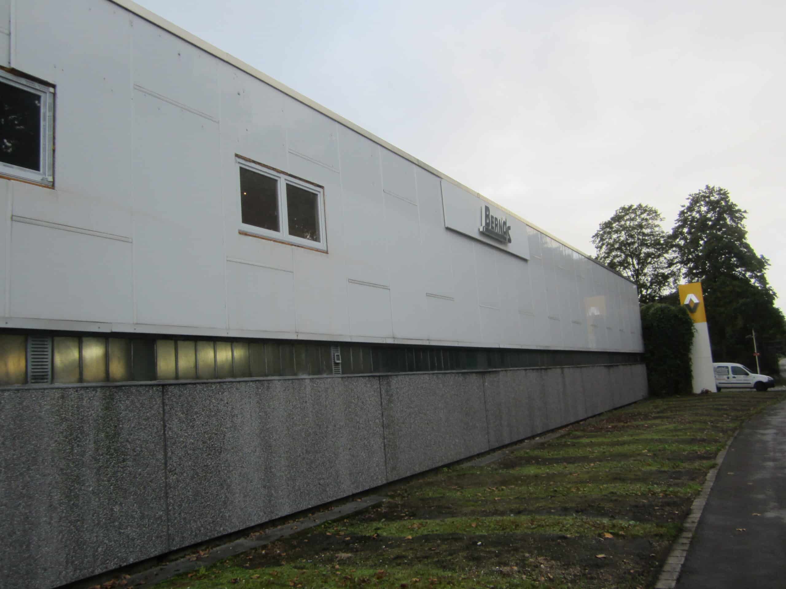 Außenaufnahme des Autohauses Bernds in Duisburg vor der Sanierung