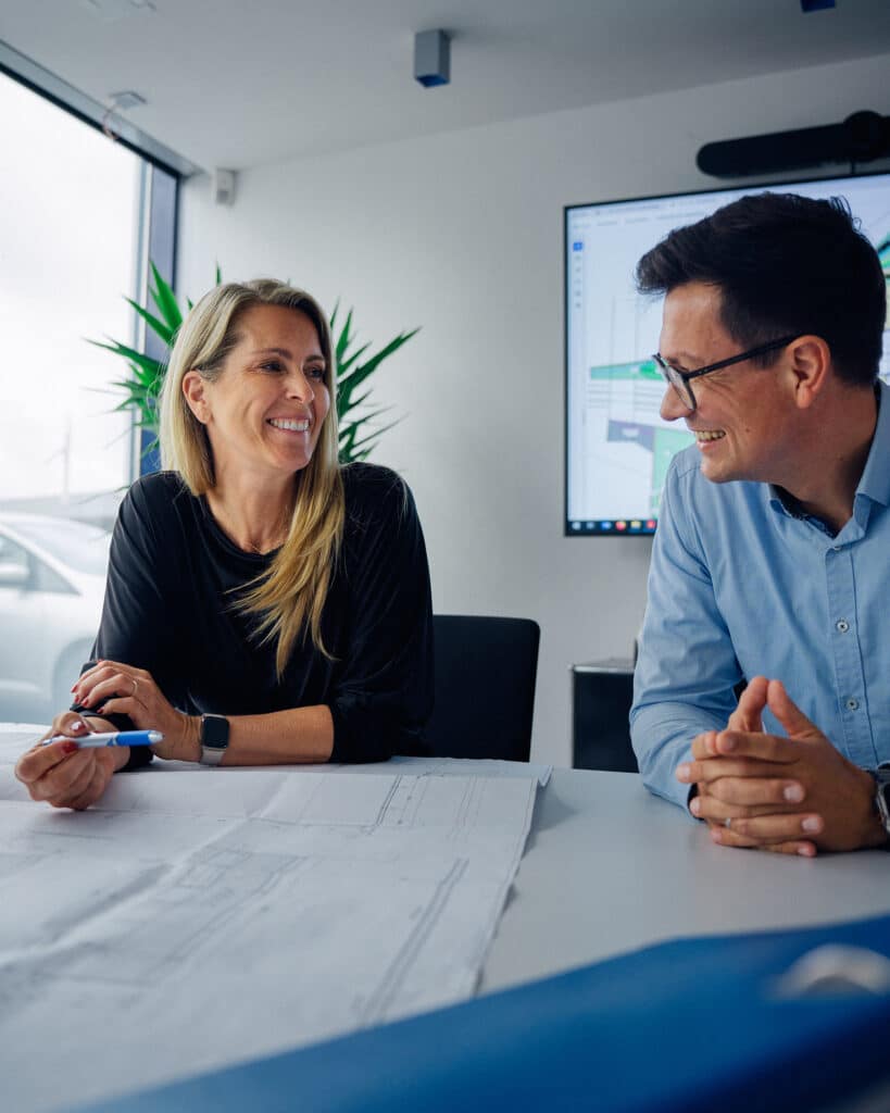 2 Personen im Gespräch bei der Leistungsberatung von Giesers Bau