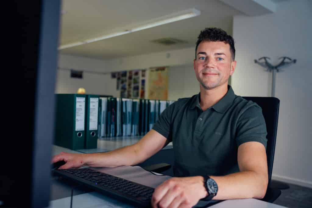 Mitarbeiter von Giesers Bau im Büro am Schreibtisch