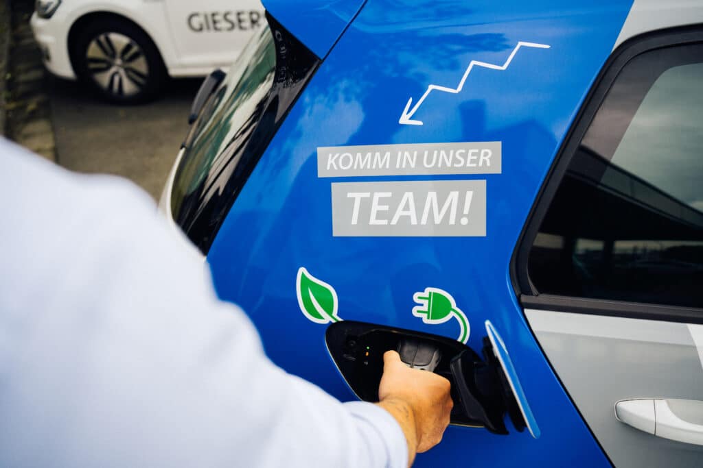 Giesers Bau PKW mit Aufschrift Komm in unser Team