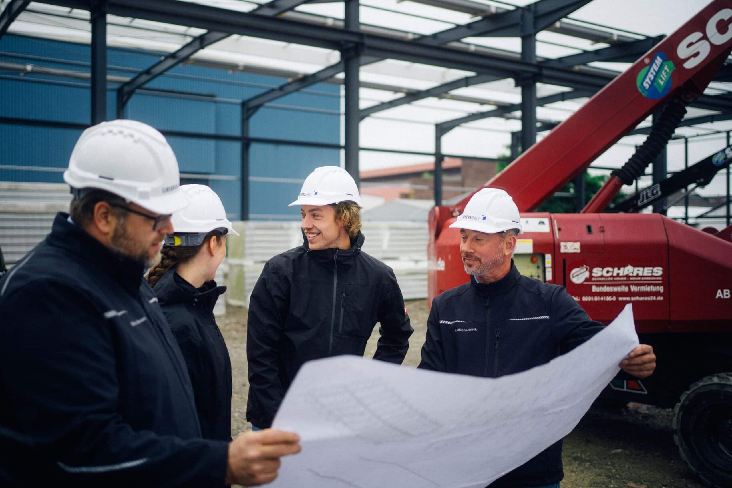 Mitarbeiter von Giesers Stahlbau GmbH auf einer Baustelle die sich Baupläne ansehen