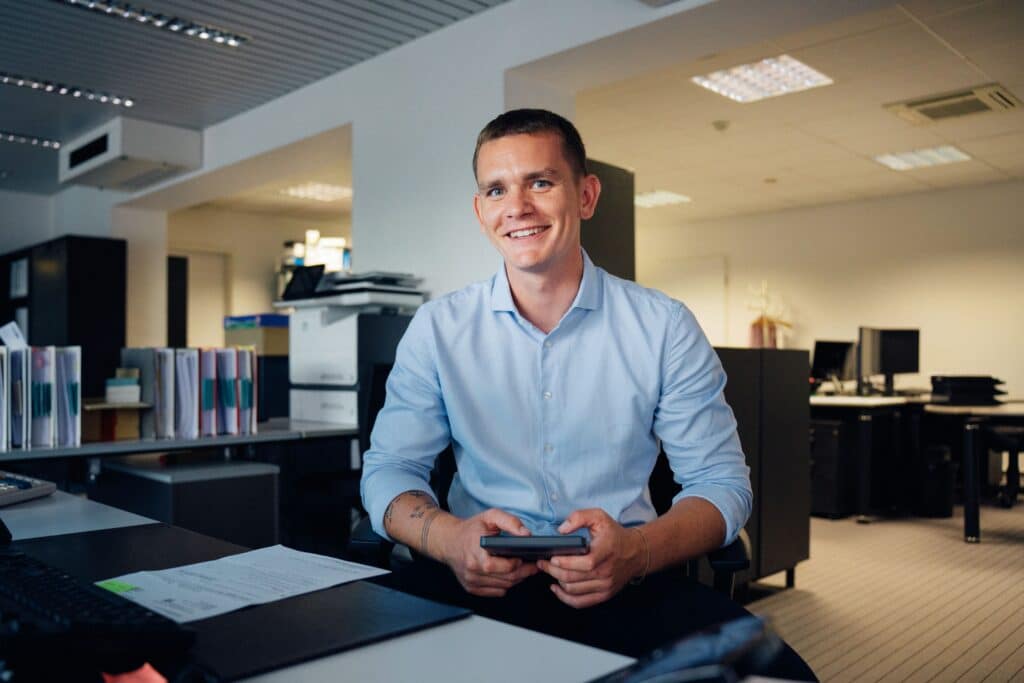 Personalleiter Timo an seinem Schreibtisch