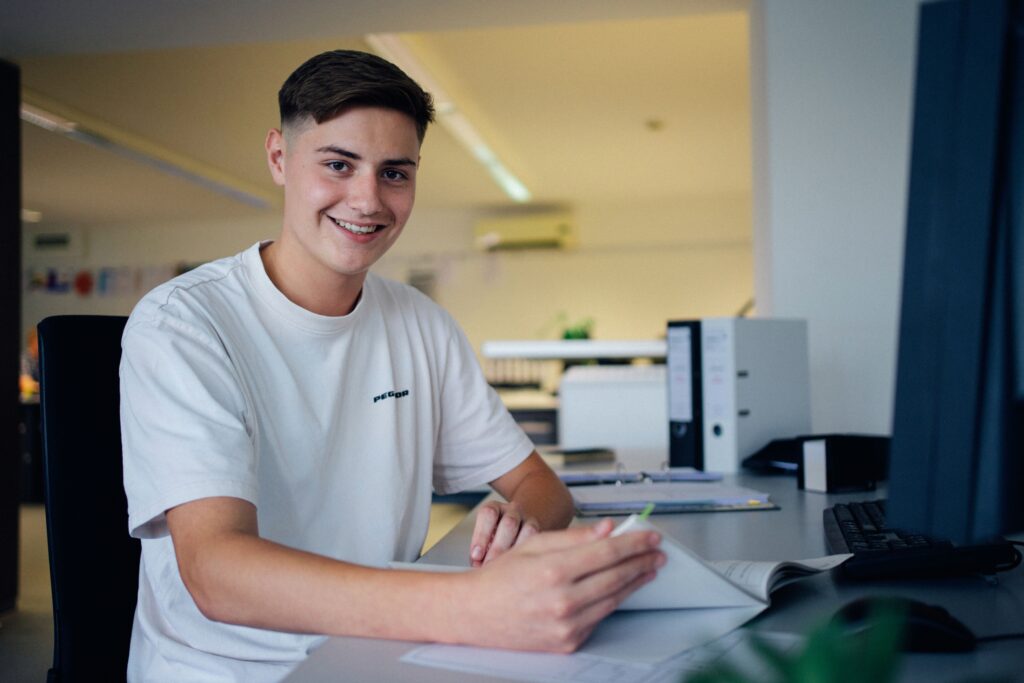 Mitarbeitender von Giesers Stahlbau GmbH im Büro am Schreibtisch