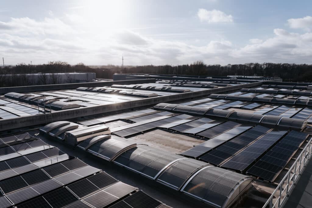 Photovoltaikanlage auf dem Dache einer Industriehalle