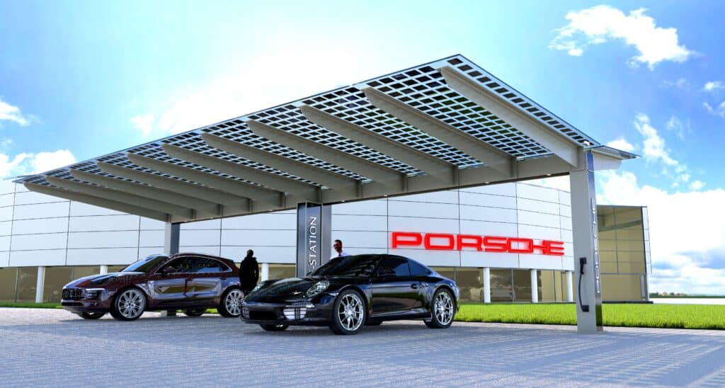 Visualisierung eines modernen PV-Carports am Porsche Zentrum: Ein großzügiges Carportdach aus lichtdurchlässigen Photovoltaikmodulen überspannt mehrere Porsche-Fahrzeuge. Die schlanke Stahlkonstruktion schafft einen futuristischen Look, während im Hintergrund die Fassade des Autohauses mit leuchtendem Porsche-Logo zu sehen ist. Zwei Personen stehen unter dem Carport und betrachten die ausgestellten Autos.